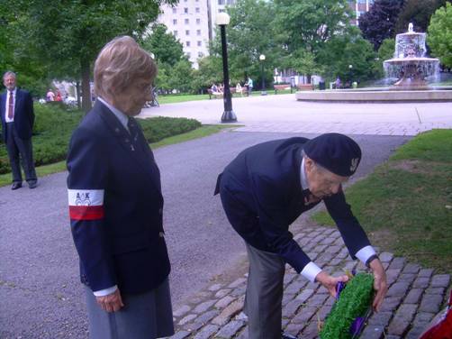 Składanie wieńca przez przedstawicieli Koła: kol. Ewa Konopacka i Andrzej Garlicki